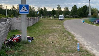 На Рівненщині мотоцикліст з двома дітьми врізався в електроопору. Чоловік загинув, хлопчик і дівчинка в лікарні