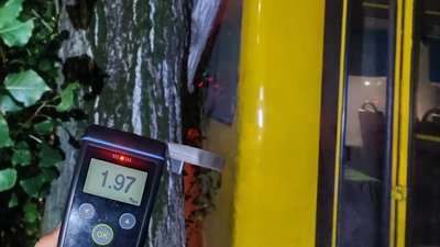 Невідомий сів за кермо маршрутки та в'їхав у дерево у Рівному