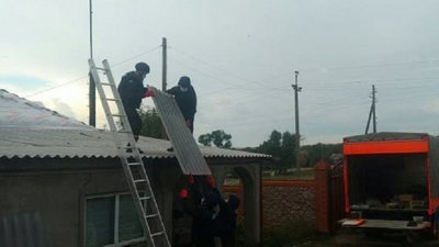 Прикарпатські рятувальники на Донеччині лагодять дахи будинків, які обстріляли окупанти Прикарпатські рятувальники на Донеччині лагодять дахи будинків, які обстріляли окупанти