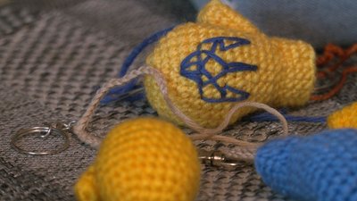 На допомогу ЗСУ: черкащанка в'яже патріотичні боксерські рукавички для доброчинного ярмарку