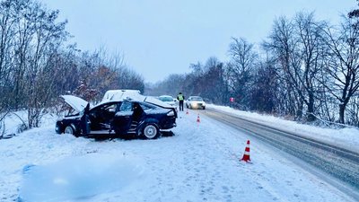 На Франківщині легковик зіткнувся з мікроавтобусом. Двоє людей загинули, ще одна — у лікарні На Франківщині легковик зіткнувся з мікроавтобусом. Двоє людей загинули, ще одна — у лікарні