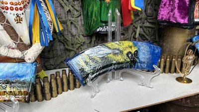 Художниця Наталія Прус розписала російські трофеї з фронту Художниця Наталія Прус розписала російські трофеї з фронту