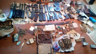 Жителю Херсонщини, який вдома зберігав арсенал зброї, загрожує 7 років ув’язнення