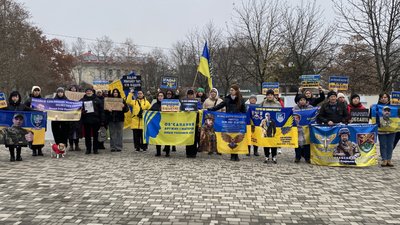Люди під час хвилини мовчання у Миколаєві, 21 грудня 2025 року