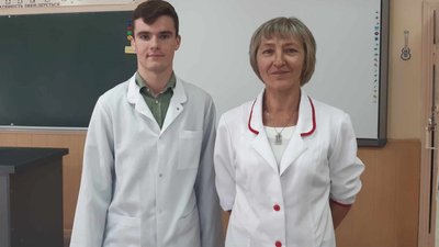 На фото Владислав Омелянчук з вчителькою хімії Аліною Корнієнко. На фото Владислав Омелянчук з вчителькою хімії Аліною Корнієнко.