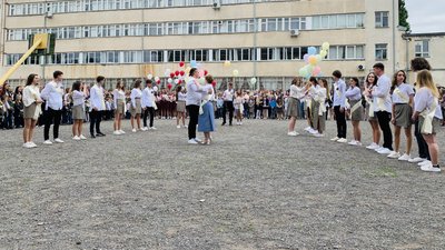 У п'ятій школі Ужгорода останній дзвоник провели для першокласників та випускників