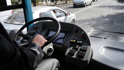 Водій за кермом втратив свідомість. У Миколаєві тролейбус в’їхав в огорожу