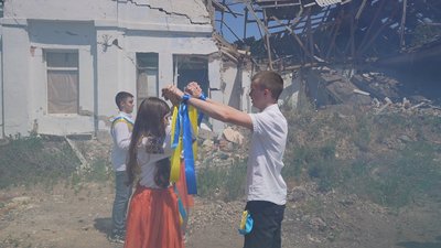 "Віримо, що нашу школу відбудують". Миколаївські випускники танцювали вальс на подвір'ї зруйновної гімназії "Віримо, що нашу школу відбудують". Миколаївські випускники танцювали вальс на подвір'ї зруйновної гімназії