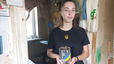 У Полтаві волонтерка Тетяна Мосієнко виготовляє окопні свічки для військових