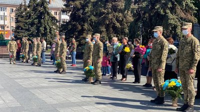 У Житомирі в День Героїв вшанували пам'ять загиблих воїнів У Житомирі в День Героїв вшанували пам'ять загиблих воїнів