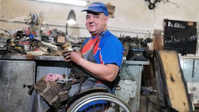 Лучанин ремонтує автомобілі для військових на передову Лучанин ремонтує автомобілі для військових на передову