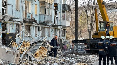 У Запоріжжі продовжують розбирати завали після ракетного обстрілу У Запоріжжі продовжують розбирати завали після ракетного обстрілу