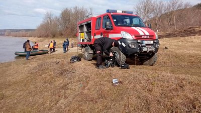 На Дністрі з човна випала людина: на Тернопільщині триває пошукова операція На Дністрі з човна випала людина: на Тернопільщині триває пошукова операція