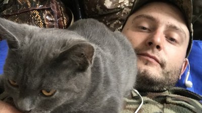 "Вчуся стріляти з лівої". Військовослужбовець після поранення продовжує службу у Хмельницькому "Вчуся стріляти з лівої". Військовослужбовець після поранення продовжує службу у Хмельницькому