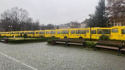 Закарпаттю передали 16 шкільних автобусів