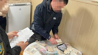 Сім мільйонів щомісяця. У Дніпрі за підозрою у підвищенні вартості ритуальних послуг затримали десятьох посадовців