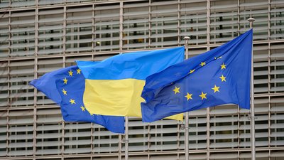 Прапори ЄС та України