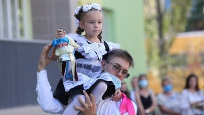 У Чернігові 1 вересня урочисті лінійки проведуть і для 11 класів