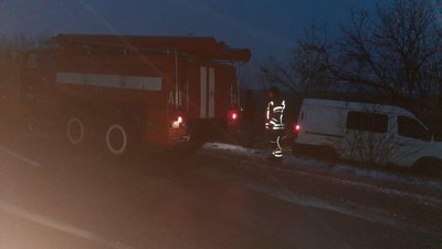 Через негоду на автошляхах Запоріжжя у пастці опинилися 35 людей Через негоду на автошляхах Запоріжжя у пастці опинилися 35 людей