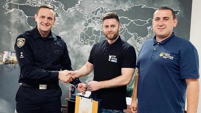 Кіберполіцейські Прикарпаття нагородили ІТ-волонтера, який пів року блокує ворожі канали інформації