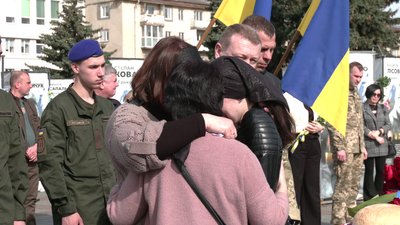 У Рівному попрощалися з військовим Олексієм Феліндашем У Рівному попрощалися з військовим Олексієм Феліндашем