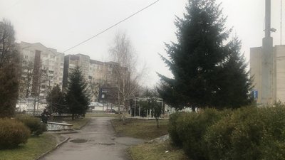 Вулиця 15 квітня у Тернополі, у зеленій зоні встановлюють конструкцію Вулиця 15 квітня у Тернополі, у зеленій зоні встановлюють конструкцію