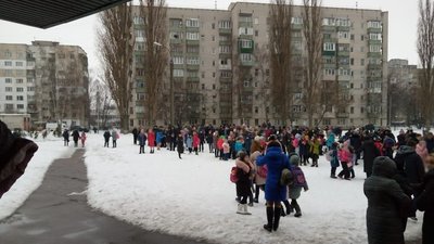 Подзвонив зі смарт-годинника: у Черкасах першокласник "замінував" школу Подзвонив зі смарт-годинника: у Черкасах першокласник "замінував" школу