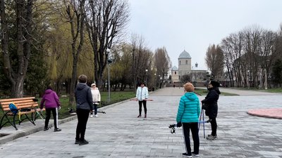Скандинавська ходьба: як під час війни тернополяни підтримують здоровий спосіб життя Скандинавська ходьба: як під час війни тернополяни підтримують здоровий спосіб життя