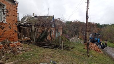 Через обстріл зі сторони РФ у Писарівці на Сумщині пошкоджені домівки мирних жителів: що розповідають люди Через обстріл зі сторони РФ у Писарівці на Сумщині пошкоджені домівки мирних жителів: що розповідають люди