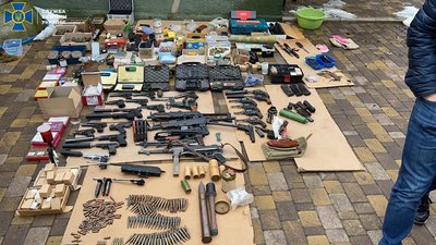 СБУ заявила про викриття нарколабораторії на Одещині. У фігуранта справи вилучили арсенал зброї СБУ заявила про викриття нарколабораторії на Одещині. У фігуранта справи вилучили арсенал зброї