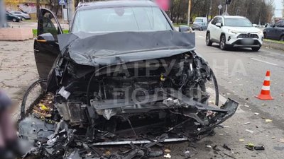Автівка, яка в'їхала в маршрутку