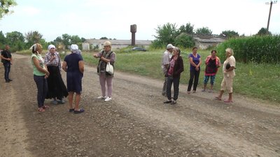 Селяни проти того, аби у їхнє село звозили землю з ремонту міжнародної магістралі. Фото: Суспільне. Селяни проти того, аби у їхнє село звозили землю з ремонту міжнародної магістралі. Фото: Суспільне.