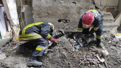 У Чернігові рятувальники знайшли тіло чоловіка під завалами будинку