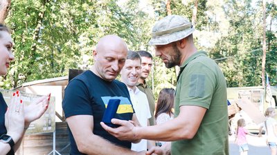 Міський голова Черкас отримав символічну відзнаку від захисників