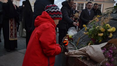 Житомиряни з лампадками та квітами прийшли вшанувати пам'ять жертв голодоморів Житомиряни з лампадками та квітами прийшли вшанувати пам'ять жертв голодоморів