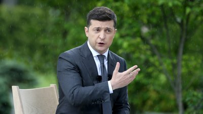 "Летів не як Петро Інкогніто". Зеленський прокоментував поїздку до Оману