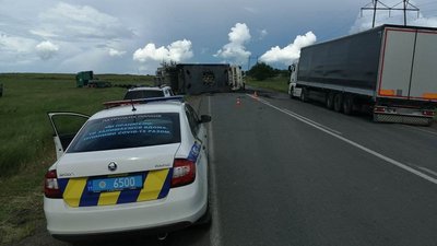 Поблизу Миколаєва вантажівка злетіла з траси. Дорога частково заблокована Поблизу Миколаєва вантажівка злетіла з траси. Дорога частково заблокована