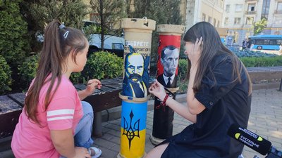 Один розфарбований тубус — один дрон: як у вінницькі школярки допомагають ЗСУ