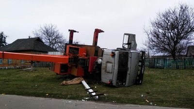 У Седневі водія крана придавило електроопорою: чоловік загинув