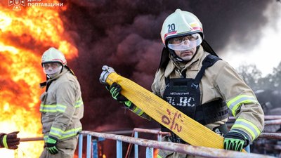 У Кременчуцькому районі повністю загасили пожежу після ракетної атаки У Кременчуцькому районі повністю загасили пожежу після ракетної атаки