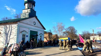 "Добрий хлопець був, безстрашний". Сумчани провели в останню путь воїна Романа Ломакіна "Добрий хлопець був, безстрашний". Сумчани провели в останню путь воїна Романа Ломакіна