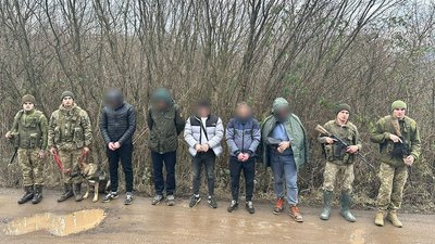На Закарпатті прикордонники затримали 11 чоловіків, які намагалися незаконно потрапити до Словаччини