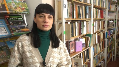 У Запорізькій області жінка самотужки оновлює сільську бібліотеку У Запорізькій області жінка самотужки оновлює сільську бібліотеку