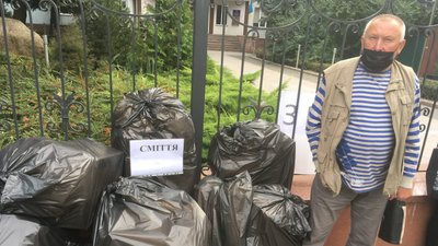 У Житомирі жителі селища Миропіль зібралися на акцію протесту під обласною прокуратурою У Житомирі жителі селища Миропіль зібралися на акцію протесту під обласною прокуратурою