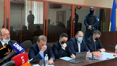 Медведчук із адвокатами під час засідання суду в Києві, 13 травня 2021 року Медведчук із адвокатами під час засідання суду в Києві, 13 травня 2021 року