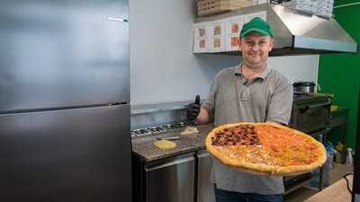 "У нас нова страва – ­гірос, яку у місті ніхто не готує": у Дніпрі переселенець з Донеччини відкрив заклад вуличної їжі