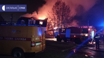 У Сумах на вулиці Н. Холодногірській горить двоповерховий будинок (ФОТО) У Сумах на вулиці Н. Холодногірській горить двоповерховий будинок (ФОТО)