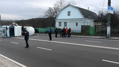 У Житомирі перекинулась автоцистерна з газом – 12 людей евакуювали, рух вулицею перекрили У Житомирі перекинулась автоцистерна з газом – 12 людей евакуювали, рух вулицею перекрили