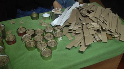 Студенти вінницького коледжу виготовляють окопні свічки