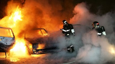 У Франції в новорічну ніч підпалили 874 автівки. Раніше було більше